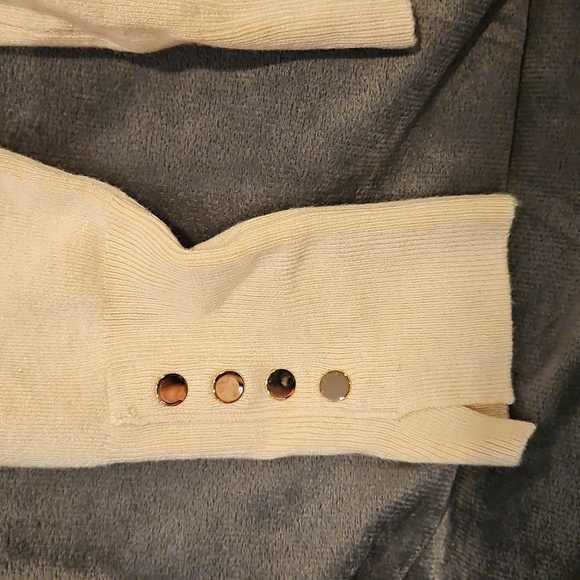 NWT SKIES ARE BLUE 80% Viscose soft v neck stretchy sweater w gold cuff buttons - Picture 5 of 9